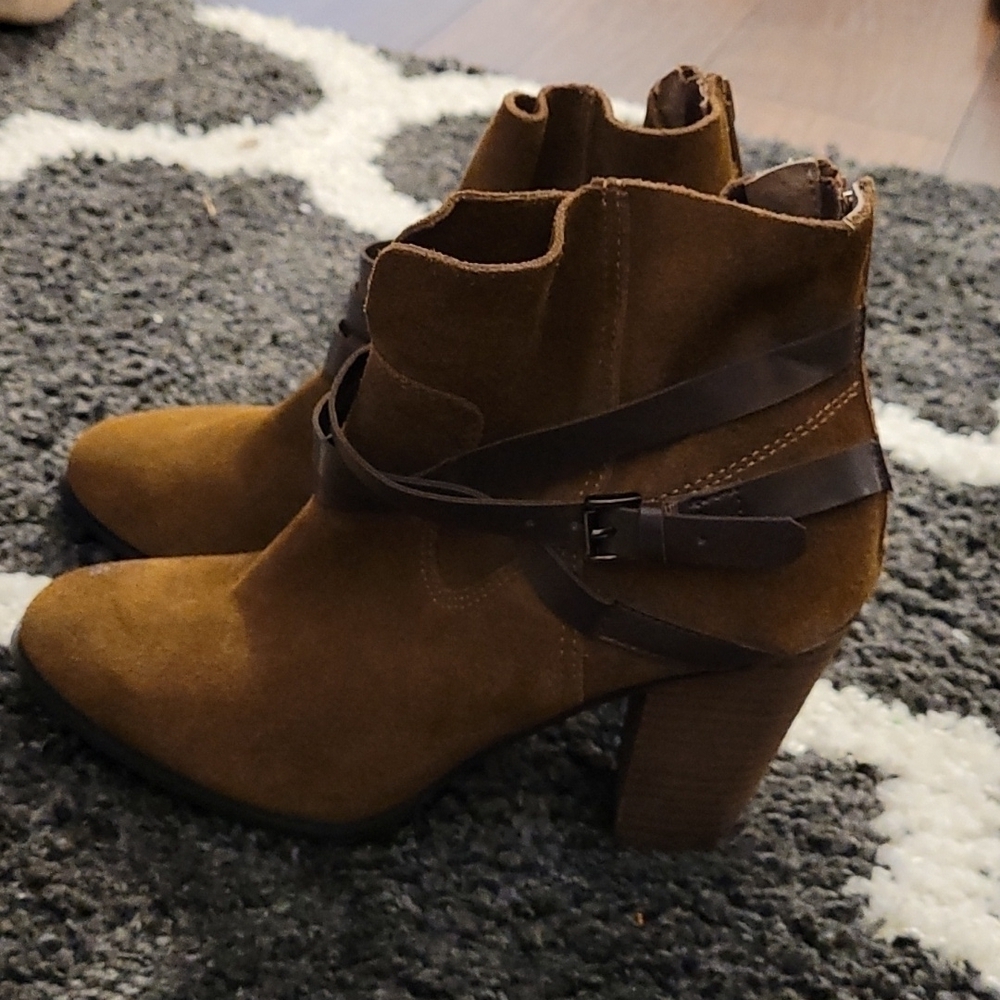 Carlos Santana brown suede heeled boots sz 8